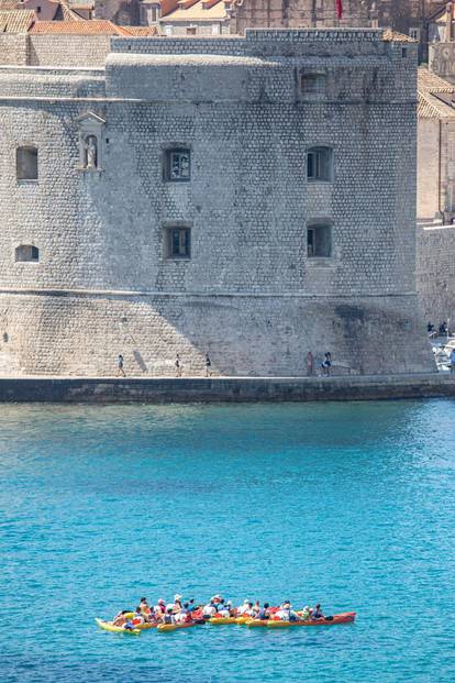 Dubrovnik: Turisti uživaju u ljepotama grada i kupanju na gradskim plažama