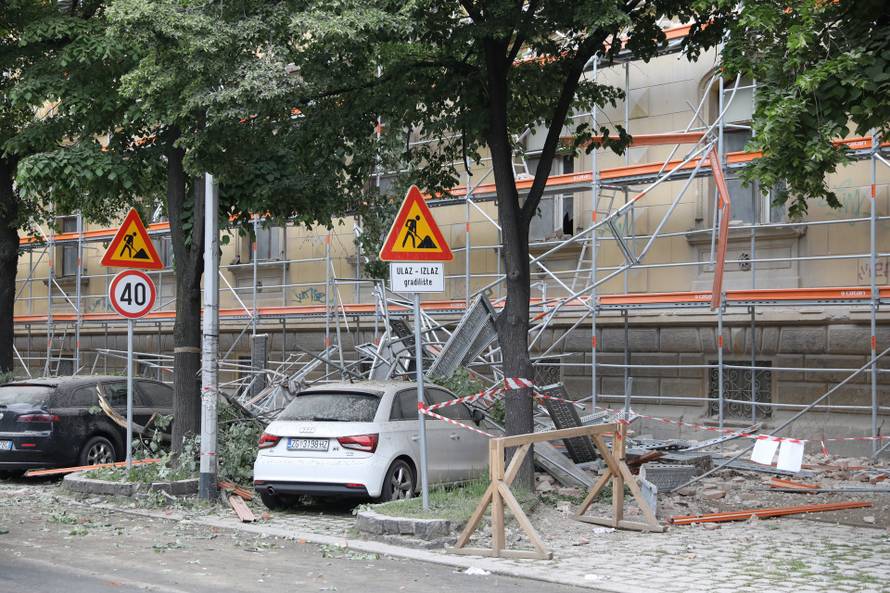 Zagreb: Skela i dio zgrade urušili se na automobile u Klaićevoj ulici