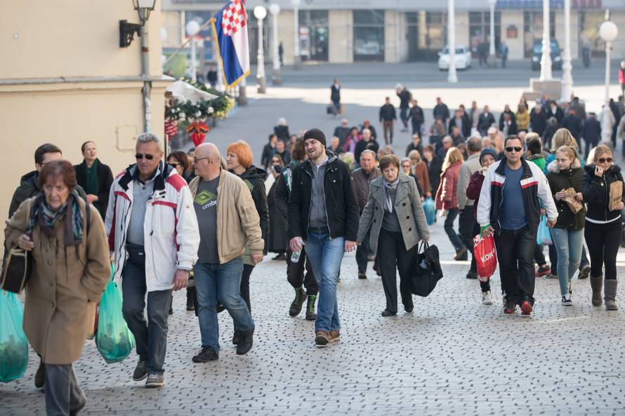 Dan je Svih svetih: Pogledajte fotografije s hrvatskih groblja