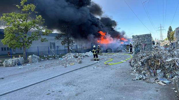 FOTO Evo kako izgleda požarište u Osijeku: Gorjele su bale smeća