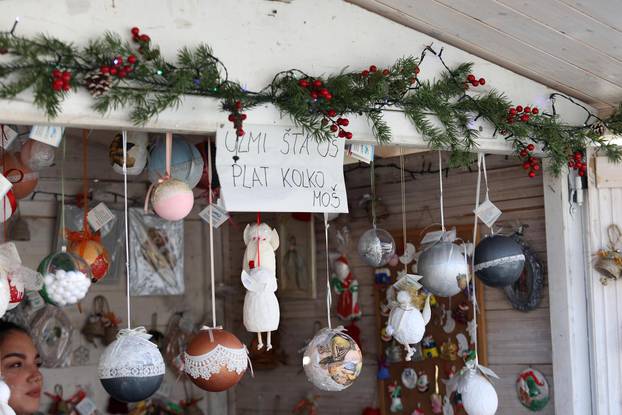 Šibenik: Blagdanske kućice na Poljani nude razne ukrase za svaki dom