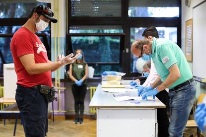 Zagreb: Građani izlaze na birališta na biračkom mjestu u OŠ Medvedgrad