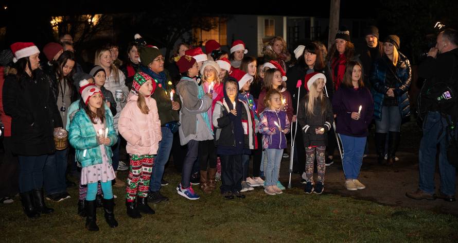 Najljepši dar: Učenici bolesnoj učiteljici pjevali božićne pjesme