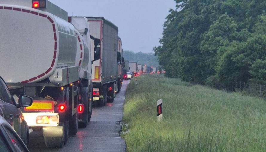 Kaos na A1: Kamionom probio ogradu, blokiran promet prema Karlovcu. Kolona 3 kilometra