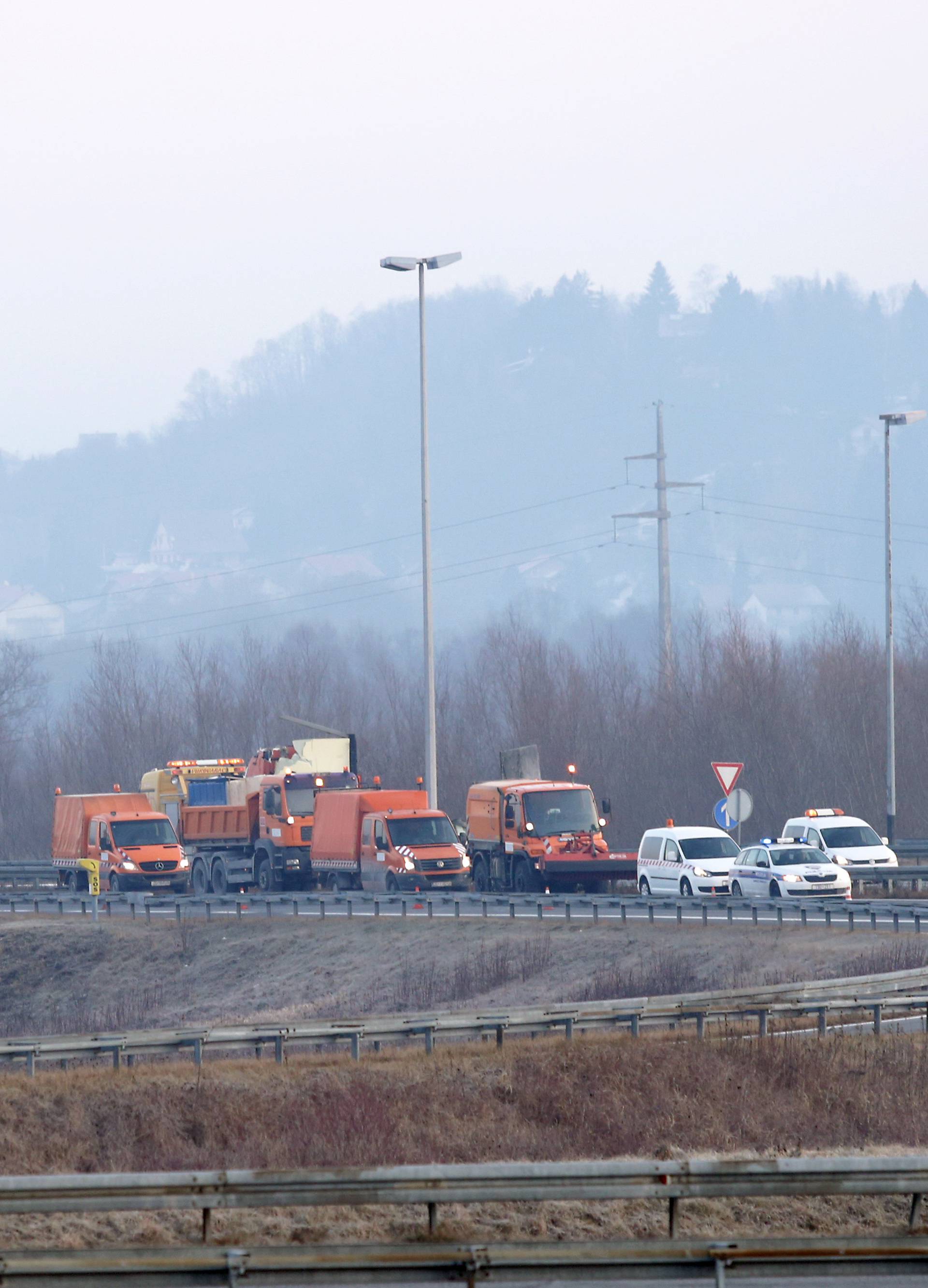 Kamion sletio s autoceste, na njegov teret naletio autobus