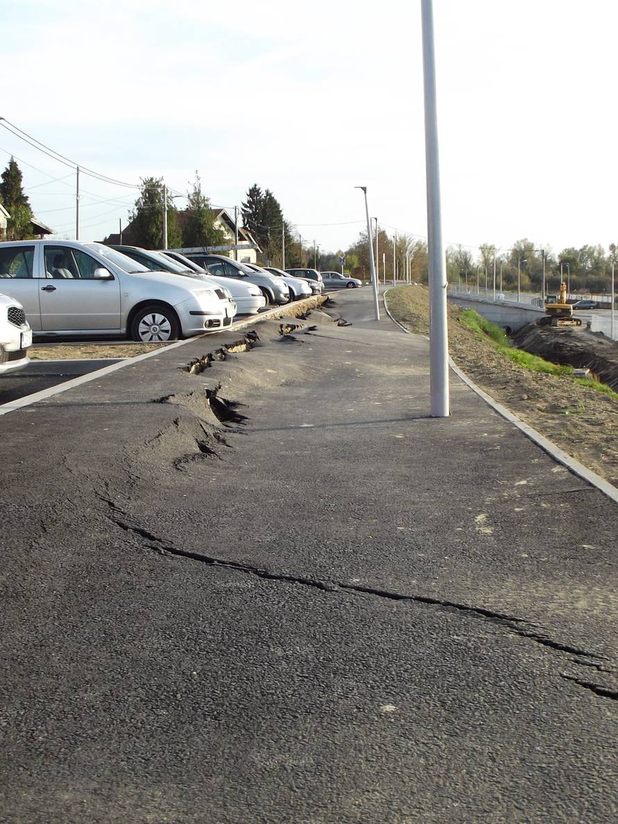 Popucalo parkiralište, klizište prijeti tek otvorenoj školi!