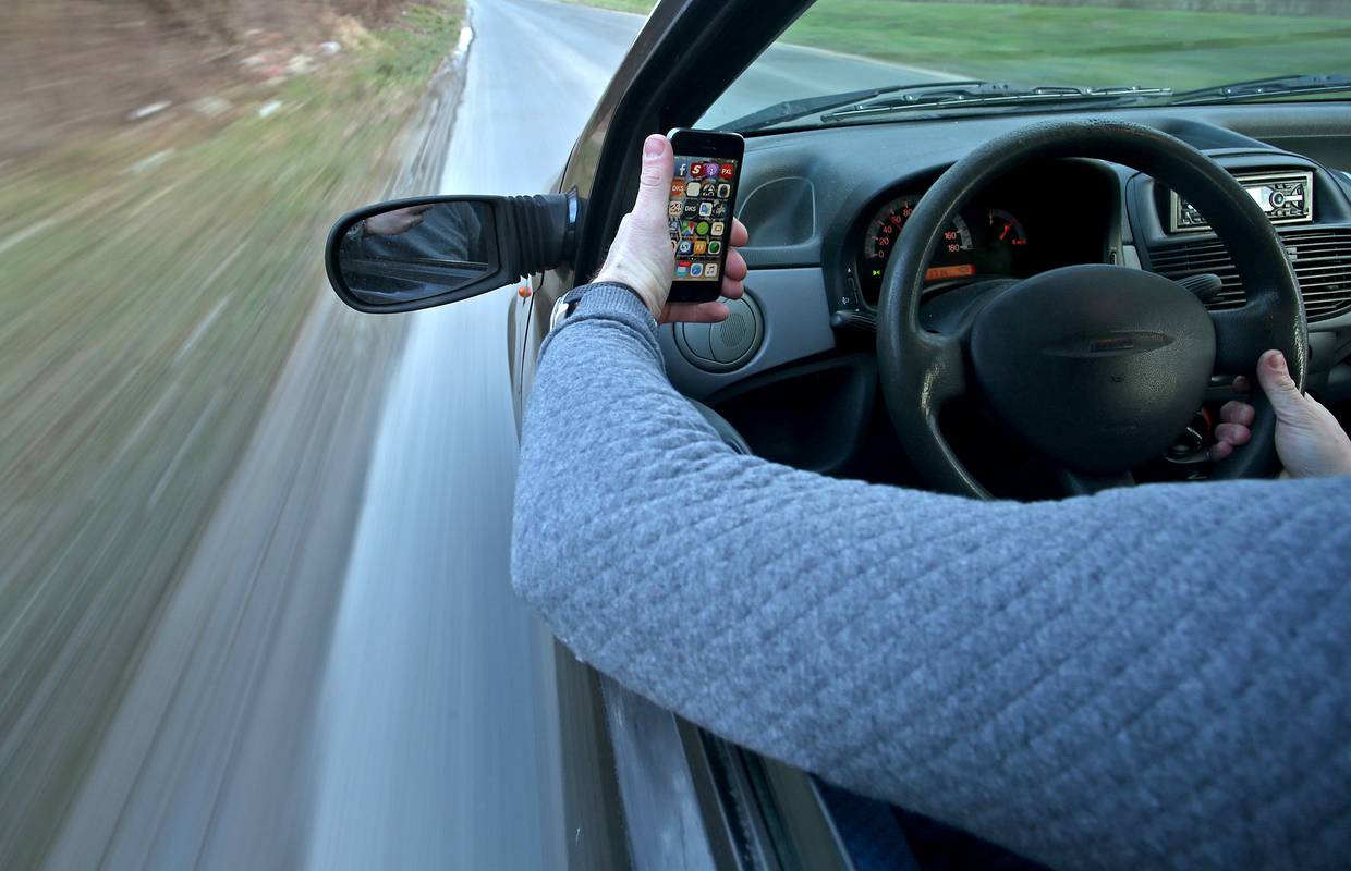 Opasan trend: Sve više vozača u vožnji se koristi mobitelom
