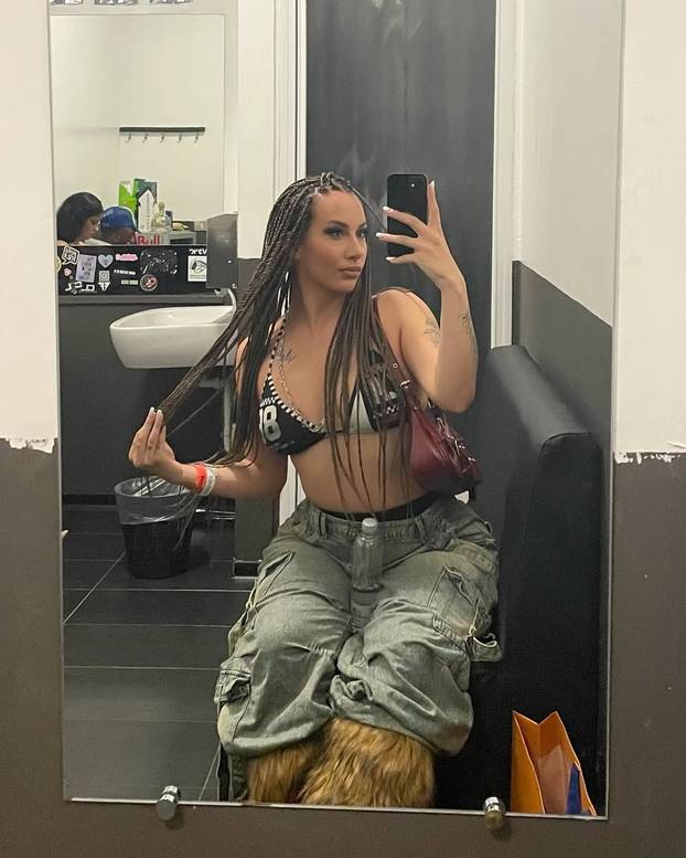 FOTO Twerkerica Sarah svoje je obline pokazala u tangicama...