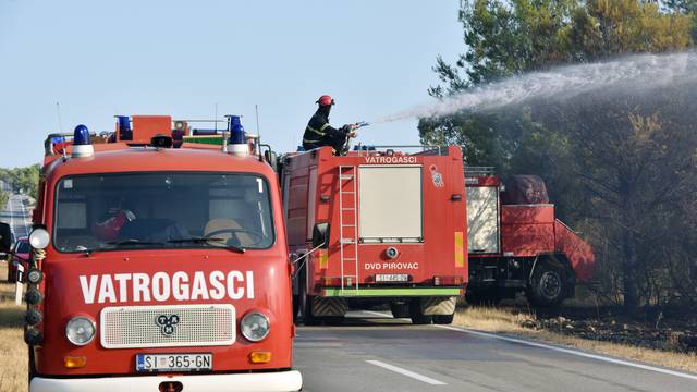 Lokaliziran požar kod Vodica, izgorjelo 4,5 hektara šume