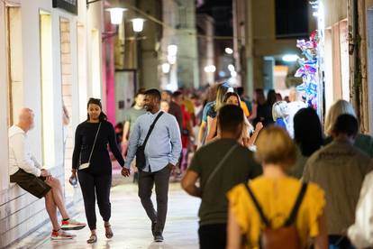 Iako je početak rujna, ulice Zadra pune su turista