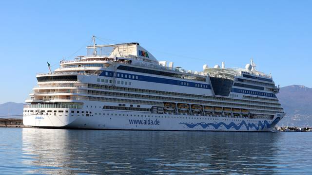 Rijeka: Turistički brod AIDAblu u luci privezan uz lukobran Mololongo