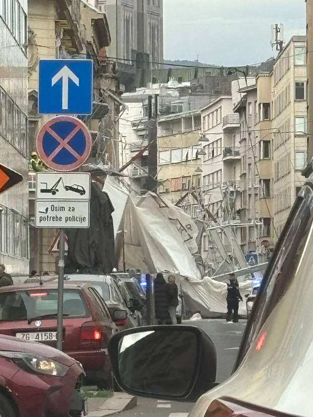 FOTO: U centru grada urušila se skela, prizori su dramatični...