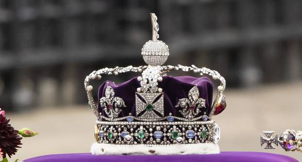 Povorka s lijesom kraljice Elizabete II. dolazi u Westminstersku opatiju