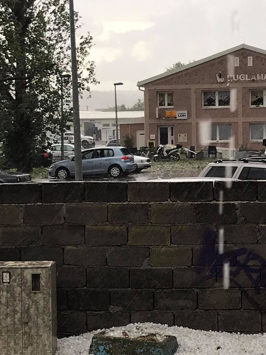 Vjetar nosio crjepove, tuča je oštetila automobile: 'Čula se kao pucnjevi, prestrašili smo se'