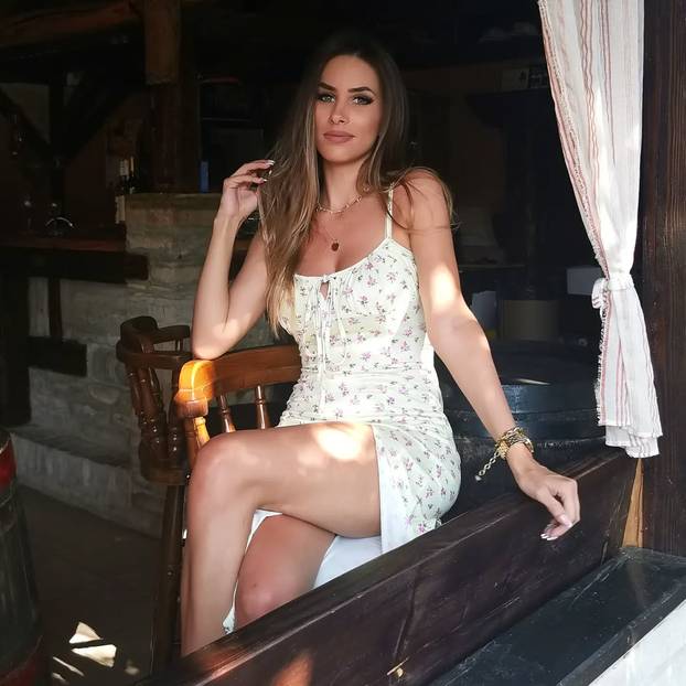 FOTO Evo tko je ljepotica koja je čitala bodove iz Osijeka na Dori