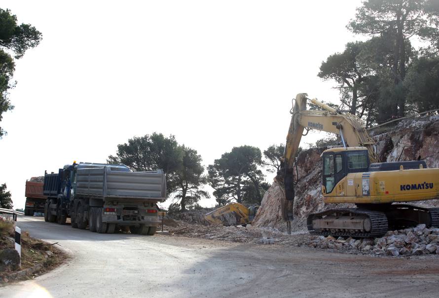 Bagerom prešao preko zaostale mine: Oštećeno je šest auta...