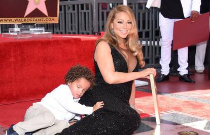 Mariah mirno pozirala dok su asistenti odvlačili sina s nje