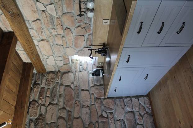 FOTO Ova kuća blizu Zagreba pravi je raj - filmove možete gledati iz bačve za kupanje!