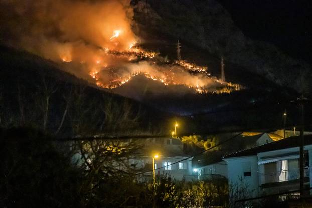 Solin: Šumski požar tijekom večeri buknuo je iznad Solina