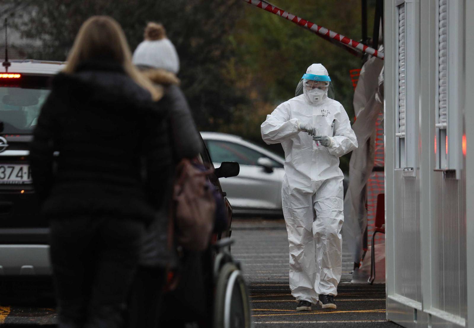 Zagreb: Građani se testiraju na koronavirus u drive in ambulanti u Sigetu