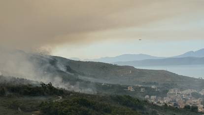 FOTO Teška noć u Tučepima: Umorni vatrogasci leže na cesti, vatra zahvatila kuće, ranč...