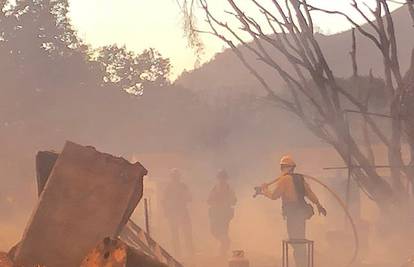 Razorne požare u Kaliforniji gasi čak 14 tisuća vatrogasaca