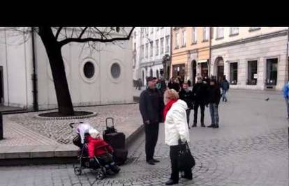 Slatka beba je uličnom pjevaču pomagala kao prateći vokal