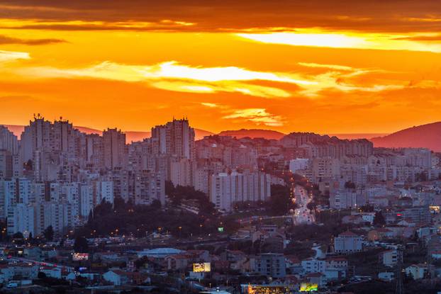 Mravince: Pogled na Split i zalazak sunca iza tmurnih oblaka