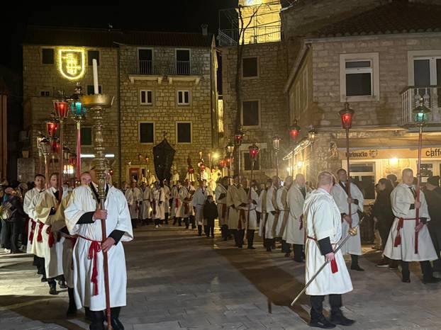 FOTO Procesija 'Za križen' na Hvaru okupila brojne vjernike