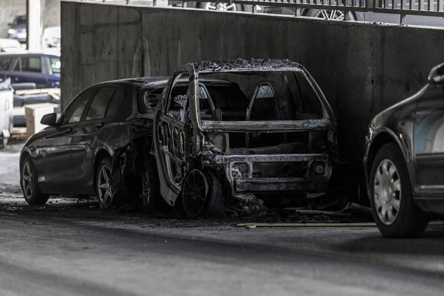 Split: Potpuno izgorio automobil u Papandopulovoj ulici, u požaru oštećena još četiri vozila