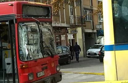 Bus naglo zakočio, u njega se zabio drugi, troje ljudi stradalo