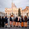 Vjernici odaju počast papi Benediktu XVI. u Vatikanu