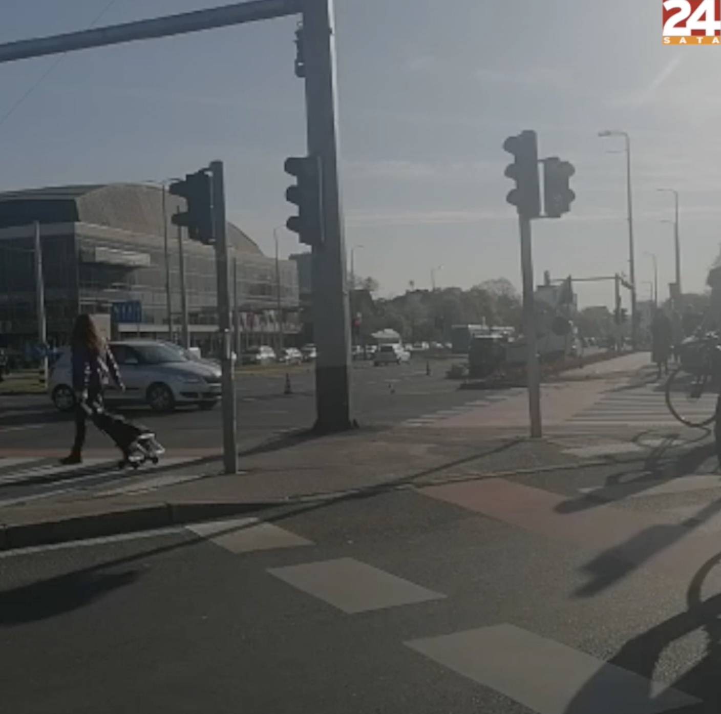 VIDEO Sudar u Zagrebu: Auto na krovu, a ozlijeđeno dvoje ljudi