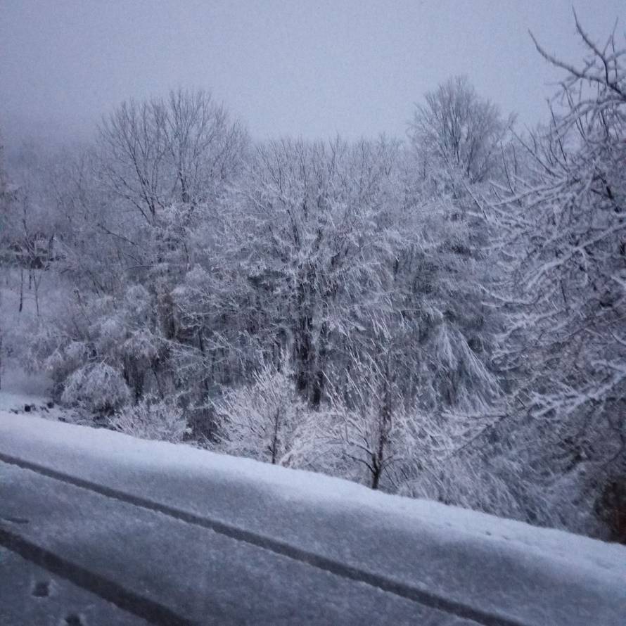 VIDEO Snježni kaos na A1: Kamion se prevrnuo  kod  Ogulina. Prekinut promet