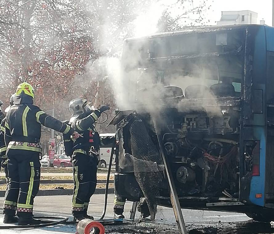 'Osjetili smo da smrdi dim pa vidjeli autobus u plamenu'