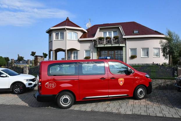 FOTO Izgorjeli skupocjeni auti kraj Požege: Viličarima ih iznosili da spriječe katastrofu