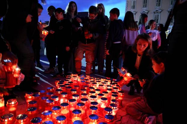 Šibenik: Na Trgu palih branitelja Domovinskog rata zapaljene su svije?e za Vukovar 