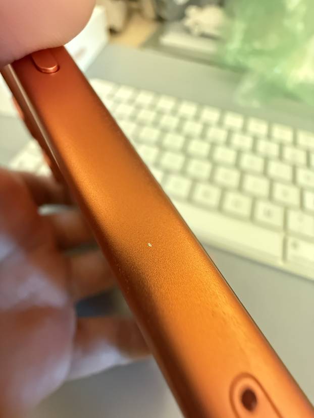 FOTO Korisnici novog iPhonea 17 bijesni: 'Ogrebe se u roku keks'