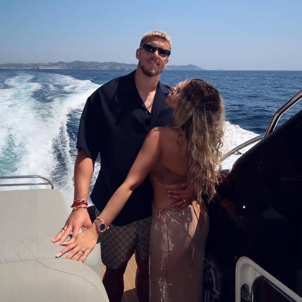 FOTO Napadač BiH uoči SP-a otvorio dušu: 'Moja supruga je Srpkinja, ali nogomet spaja...'