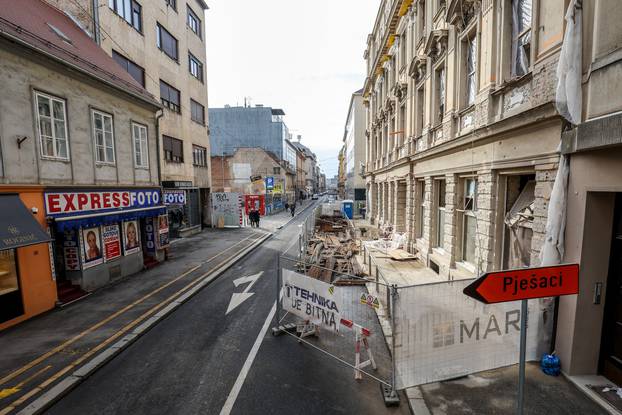 Zagreb: Uklonjena skela koja se jučer srušila u Petrinjskoj ulici