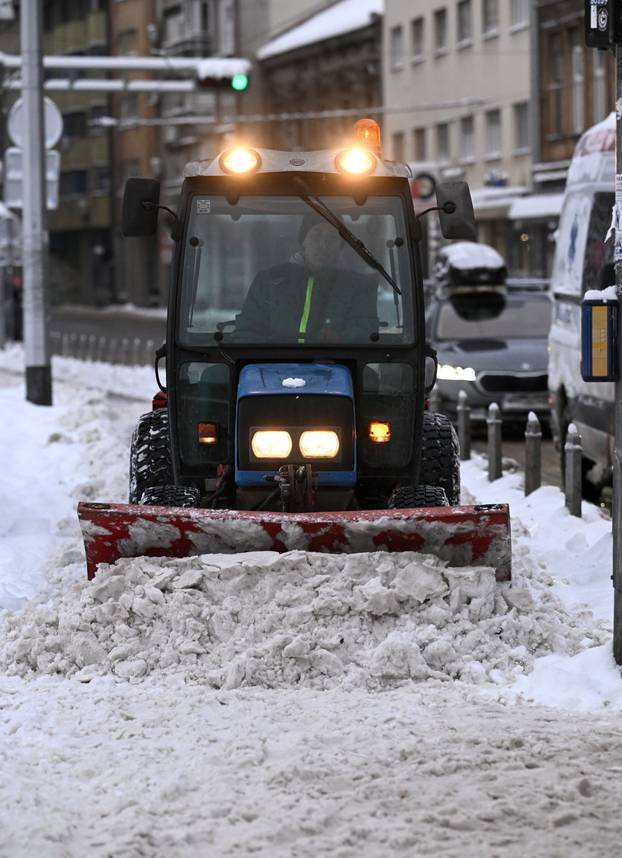 Zagreb: Snijeg zabijelio grad