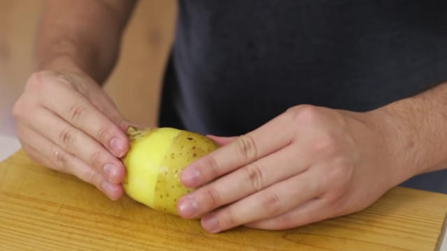 Ogulite krumpir za čas: Kora će s ovim trikom samo skliznuti