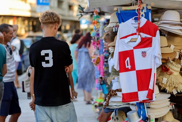 Zadar: Turisti uživaju u šetnji gradom