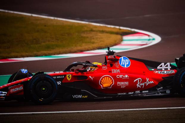Prvi krug novog voza?a Ferrarija Lewisa Hamiltona tijekom dana testne vožnje u Fioranu