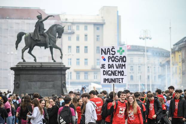 Zagreb: Maturanti se okupili na Trgu bana Jelačića i krenuli prema Bundeku