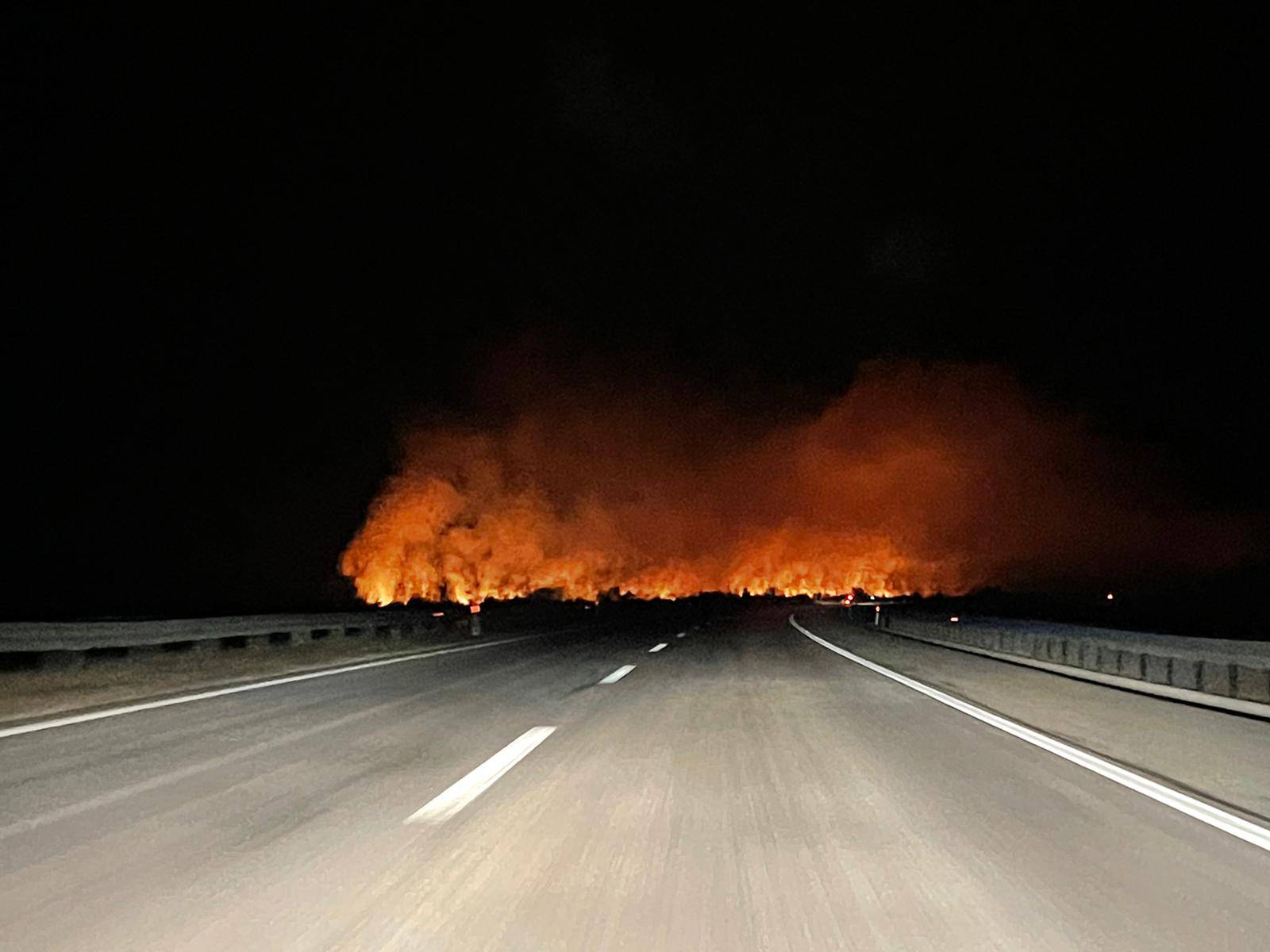Požar uz autocestu kod Gospića: 'Vatra se širi nepristupačnim područjem, ostajemo cijelu noć'