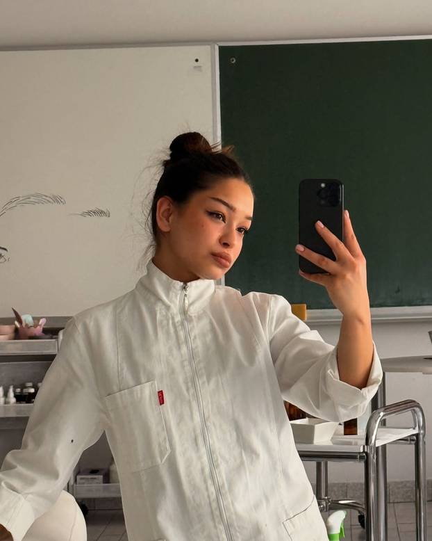 Tko su zvijezde nove hit serije 'Sram': Sjajno glume tinejdžere, neki imaju i preko 30 godina