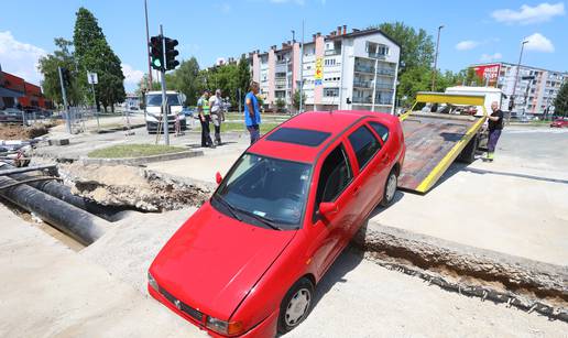 FOTO Autom uletio na gradilište u Karlovcu pa upao u jarak