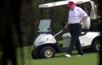 Umrlo 100.000 Amerikanaca, a Donald Trump uživa na golfu