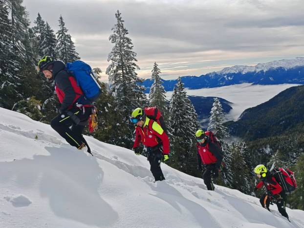 FOTO U ovoj su provaliji našli tijela tri Hrvata, spuštali se užadima, pomogao je i pas